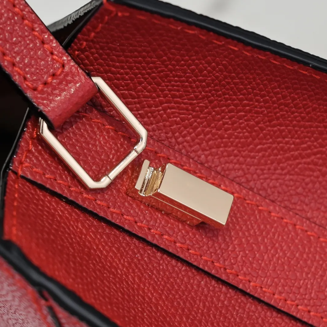 Valextra, the name of Italy's beloved horse, Iside is Val. One of extra's most iconic designs. There is no obvious logo, but the simple collective line design is very recognizable, full of architectural art, and shows a capable and intellectual style. It is made of imported palm-print lining cowhide, with up to five stitches of handwork, and the shiny oil edges test the skill of the craftsman. Large size: 26cm model 6627#